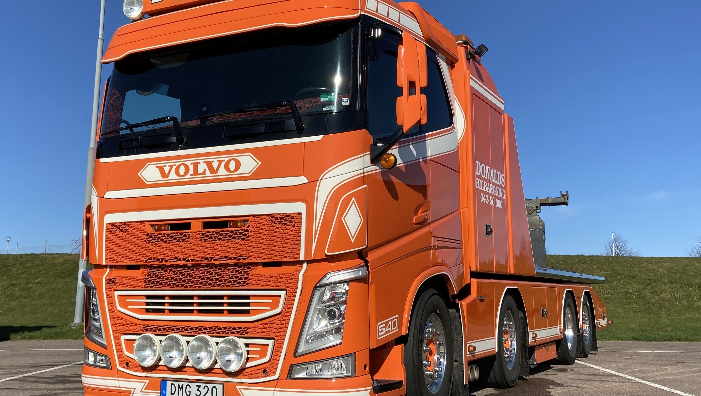 Flakbärgare med kran hos Donalds Bilbärgning - Bärgningsbil i skåne